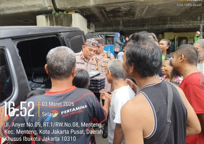 
					Tebar Kepedulian Ramadan, Polsek Metro Menteng Bagikan Nasi Siap Saji Untuk Warga Menteng