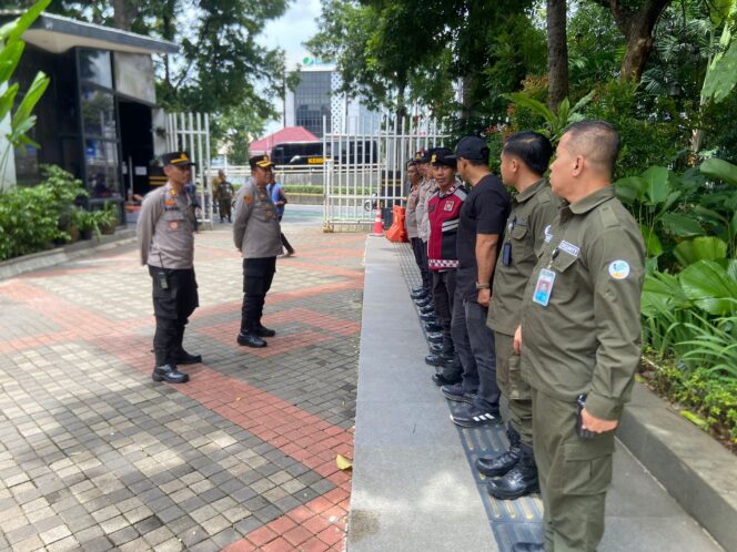 
					Aksi Unjuk Rasa Lentera Muda Indonesia di Depan Kementerian Sosial, Polisi Siagakan Pengamanan