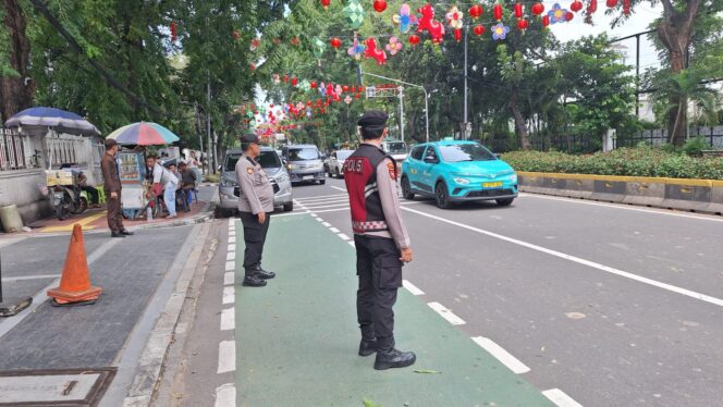 
					Unit Samapta Polsek Sawah Besar Atur Lalu Lintas Jelang Buka Puasa di Jalan Banteng Utara
