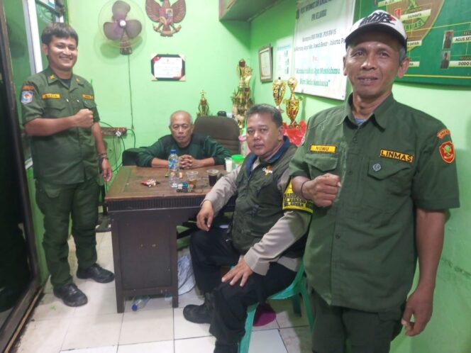 
					Patroli Malam Bhabinkamtibmas di Pos Satkamling RW 05 Karang Anyar, Antisipasi Tawuran Jelang Sahur