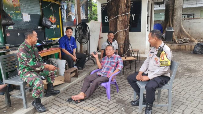 
					Bhabinkamtibmas Sambang Satpam Komplek di Pasar Baru, Perkuat Kamtibmas Selama Ramadhan