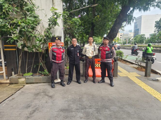 
					Patroli Sambang Objek Vital, Unit Samapta Polsek Senen Kunjungi Gedung Kemensos RI