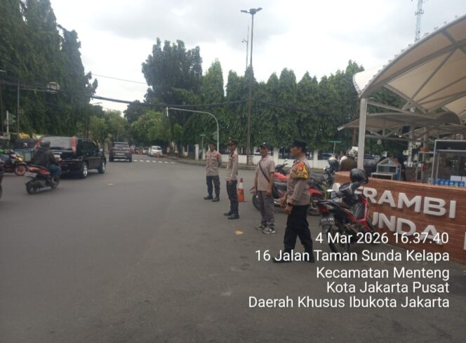 
					Antusias Warga Tinggi, Polisi Jaga Ketertiban Pasar Takjil Masjid Agung Sunda Kelapa