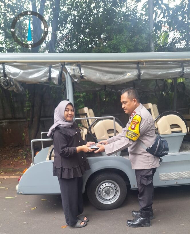 
					Sentuhan Humanis Polri, Polsek Metro Menteng Bagikan Nasi Siap Saji