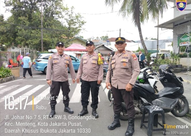 
					Jelang Mahgrib, Polsek Metro Menteng Pastikan Pasar Ramadhan Masjid Cut Nyak Dien Terkendali
