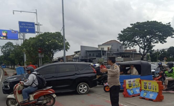 
					Strong Point Sore di Putaran Shell Cempaka Putih, Polisi Hadir Jaga Kelancaran dan Keamanan Warga