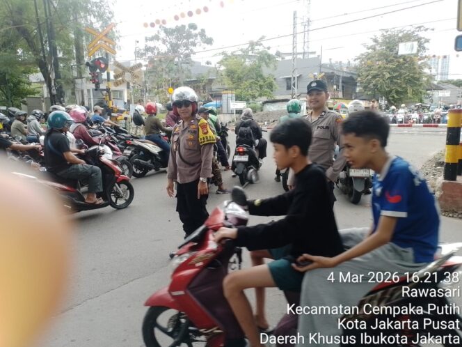 
					Kapolsubsektor Kayu Awet Laksanakan Gatur Lalin di Lintasan KA Percetakan Negara, Antisipasi 3C dan Kemacetan