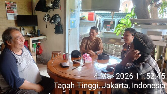 
					Pererat Sinergi Kamtibmas, Bhabinkamtibmas Sambangi Tokoh Masyarakat RW 05 Tanah Tinggi