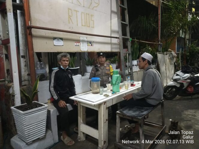 
					Dini Hari Sambangi Warga, Polisi dan Tomas RW 02 Galur Perkuat Sinergi Jaga Kamtibmas Ramadhan