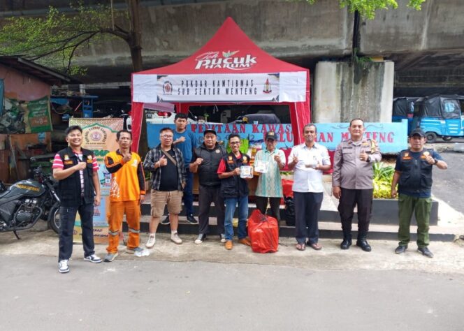 
					Bhabinkamtibmas dan Pokdarkamtibmas Menteng Tebar Kepedulian Ramadan, Bagikan 100 Takjil Untuk Warga