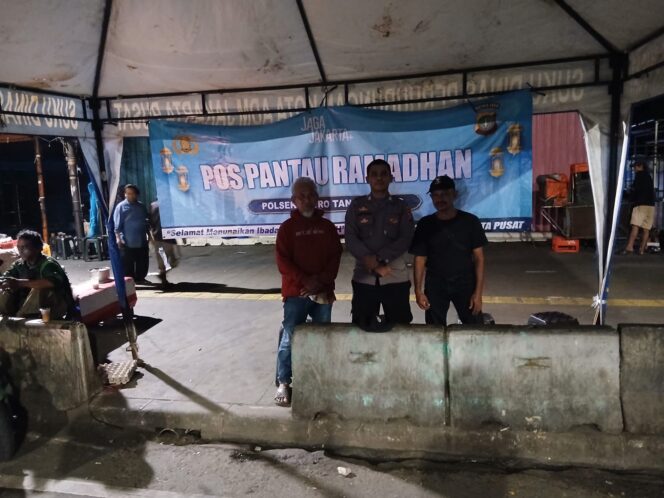 
					Malam Ke-15 Ramadhan, Pos Pantau Blok F Pasar Tanah Abang Perkuat Sinergitas Polisi dan Warga