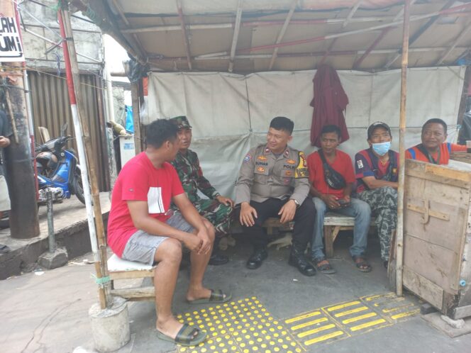 
					Sinergitas Bhabinkamtibmas dan Babinsa Sambangi Warga Kebon Kacang, Perkuat Imbauan Kamtibmas