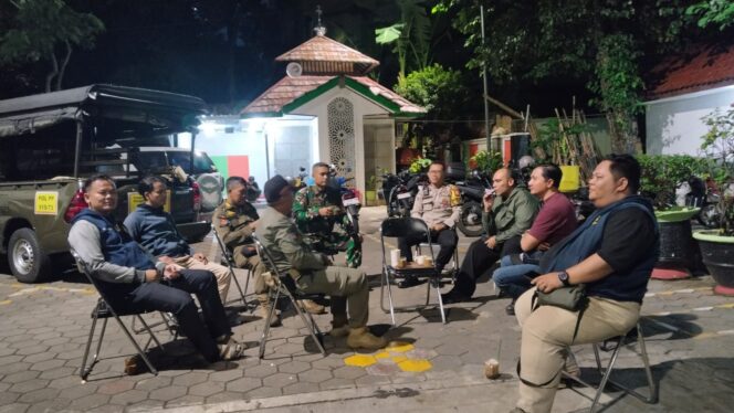 
					Bhabinkamtibmas Bersama Tiga Pilar Koordinasi Kewilayahan di Kelurahan Karet Tengsin, Antisipasi Gangguan Kamtibmas di Bulan Ramadhan