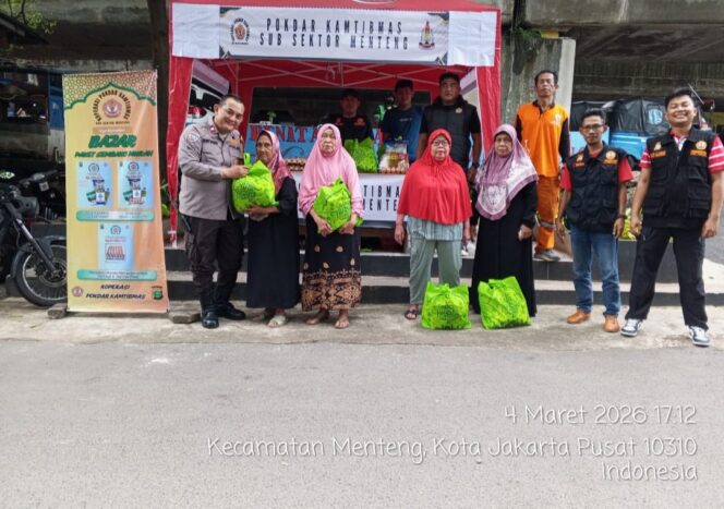 
					Bhabinkamtibmas Menteng dan Pokdarkamtibmas Salurkan Bantuan Sembako Untuk Lansia di Bulan Ramadan