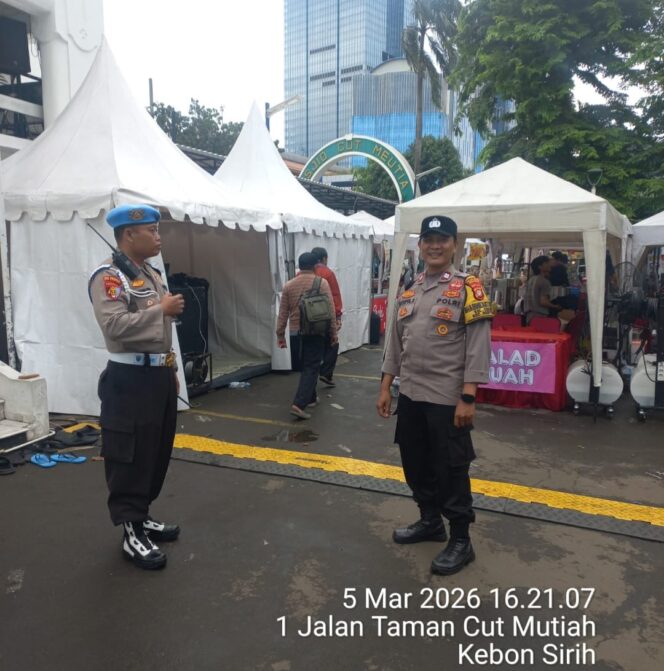 
					Polisi Turun Langsung Kawal Aktivitas Warga di Pasar Takjil Masjid Cut Nyak Dien