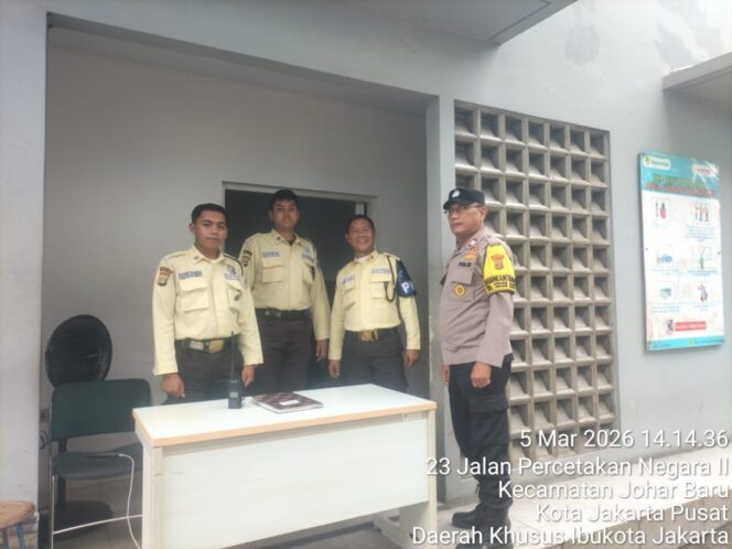 
					Bhabinkamtibmas Sambangi Satpam Gudang Kemenkes RI, Perkuat Sinergi Jaga Kamtibmas di Johar Baru
