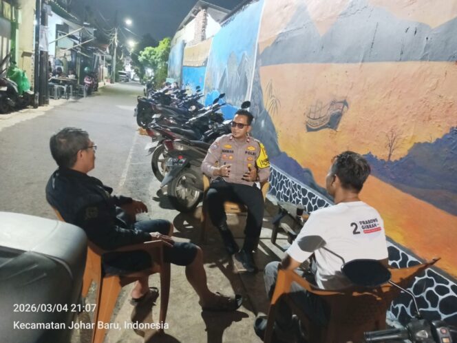 
					Patroli Malam Ramadhan, Polisi Bersama Warga Cegah Gesekan Remaja di Kampung Rawa