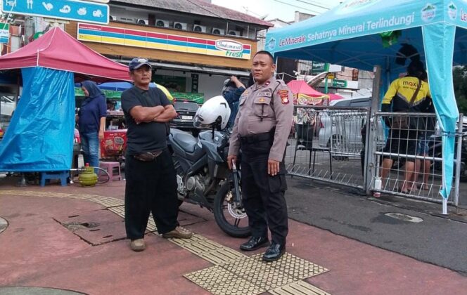 
					Polisi Patroli Humanis di Taman Solo, Jaga Keamanan Aktivitas Berburu Takjil Warga