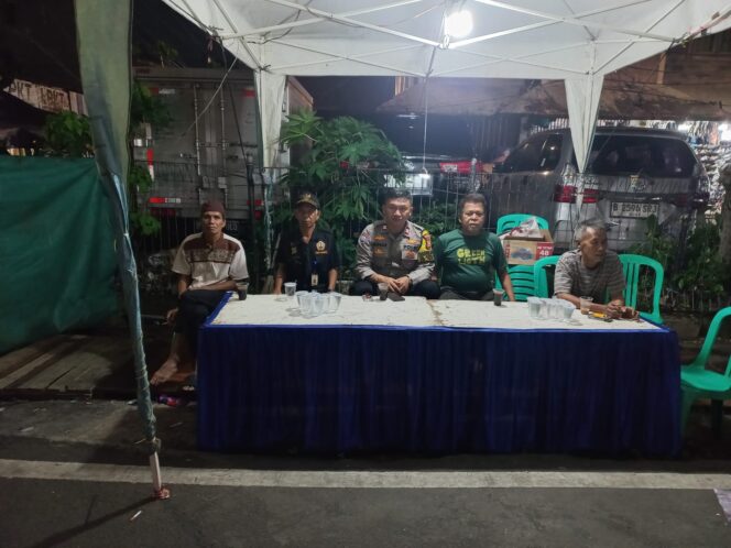 
					Bhabinkamtibmas Sambangi Ketua RT dan Warga RW 09 Kebon Kacang Malam Hari, Perkuat Sinergi dan Keamanan