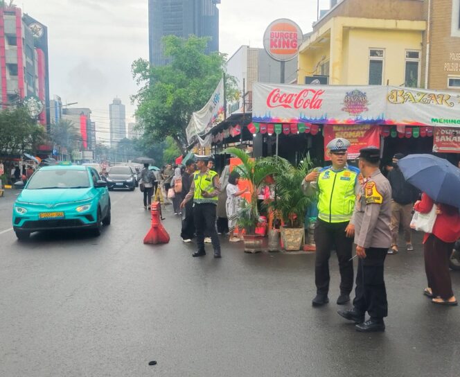 
					Personel Gabungan Laksanakan Pengamanan Bazar Takjil Ramadan Hari ke-15 di Pasar Benhil Tanah Abang