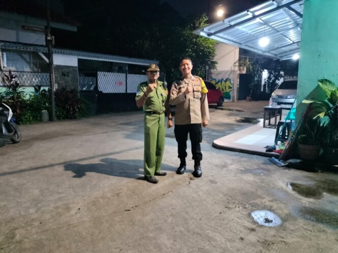 
					Perkuat Keamanan Ramadhan, Bhabinkamtibmas Kebon Kosong Monitoring Pos Siskamling