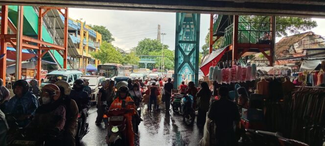 
					Ciptakan Ketertiban, Aparat Gabungan Lakukan Penertiban PKL dan Parkir Liar di Pasar Tanah Abang