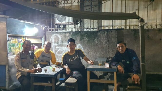 
					Patroli Ramadhan, Bhabinkamtibmas Pasar Baru Sambangi Warga Antisipasi Curanmor dan Tawuran