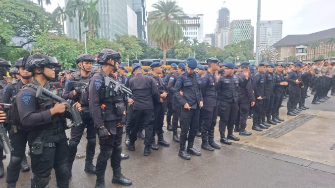 
					1.436 Personel Gabungan Layani Aksi Unjuk Rasa dari Aliansi Mahasiswa dan Masyarakat Sipil, di Kawasan Selatan Monas