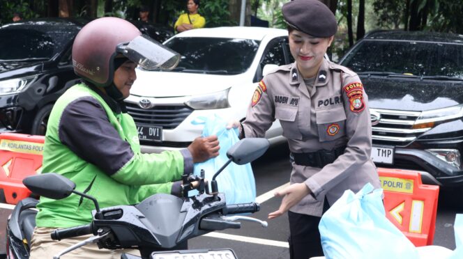 
					Jumat Peduli Polda Metro Jaya: 350 Paket Sembako Disalurkan ke Driver Ojol dan PHLa