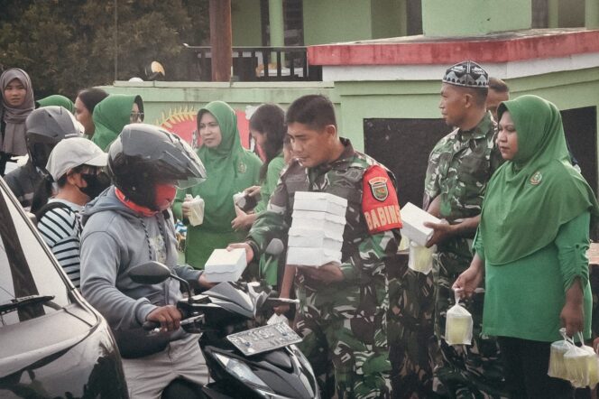 
					Berbagi Kebahagiaan di Bulan Suci Ramadan, Koramil Kokonao dan Koramil Timika Bagikan Takjil kepada Pengguna Jalan