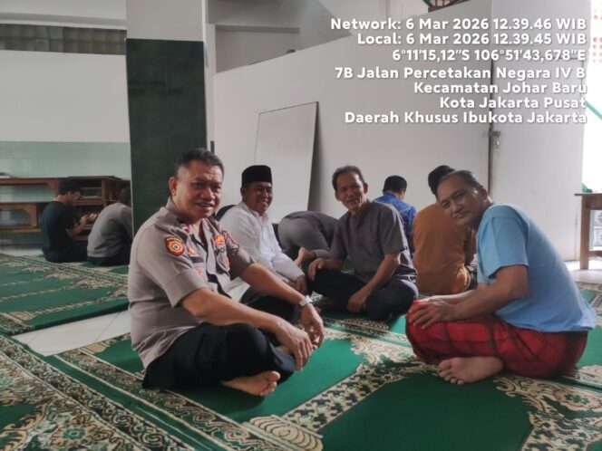 
					Pererat Silaturahmi, Polisi dan Warga Johar Baru Shalat Jumat Bersama di Masjid Izul Islam