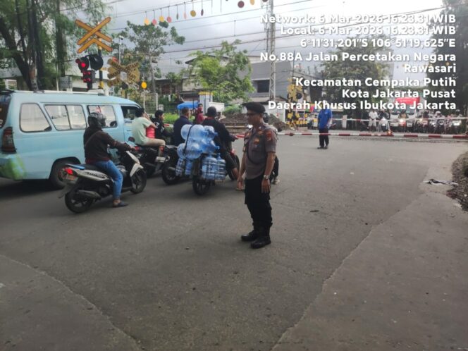 
					Cegah Macet dan Kejahatan Jalanan, Polisi Siaga Atur Lalin di Perlintasan KA Johar Baru