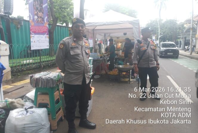 
					Polsek Metro Menteng Kawal Keramaian Pasar Takjil Ramadhan di Masjid Cut Meutia