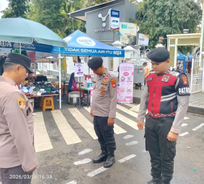 
					Polisi Siaga di Pasar Takjil Ramadhan Masjid Agung Sunda Kelapa, Warga Berburu Takjil Berlangsung Aman