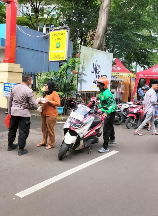 
					Polsek Metro Menteng Tebar Berkah Ramadan, Bagikan Nasi Siap Saji Untuk Warga