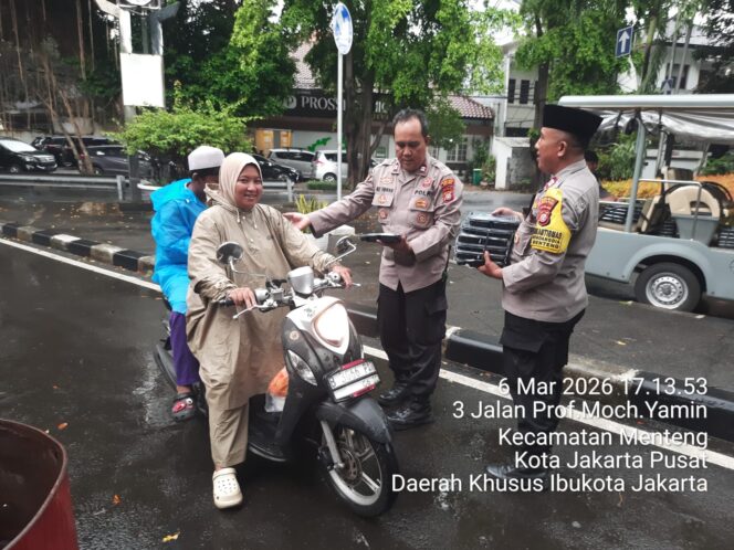
					Polsek Metro Menteng Berbagi Takjil, Wujud Kepedulian Polri di Bulan Suci Ramadhan
