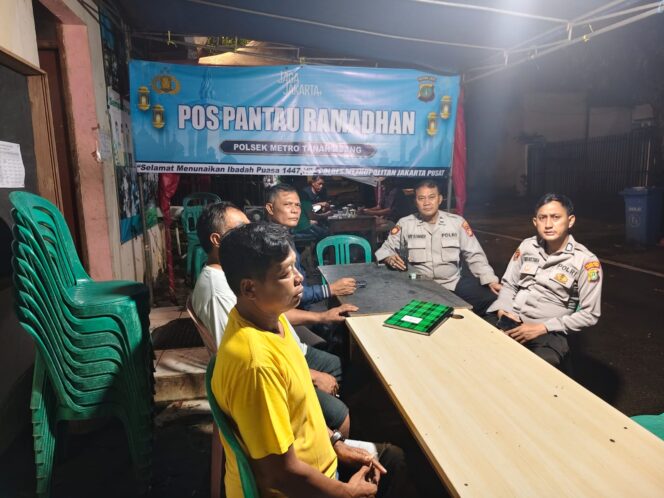 
					Polsek Tanah Abang Monitoring Pos Pantau Ramadhan Malam ke-17 di RW 09 Petamburan untuk Antisipasi Gangguan Kamtibmas