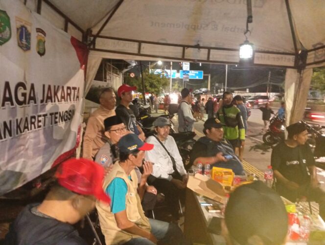 
					Monitoring Posko Jaga Jakarta Malam ke-17 Ramadhan, Bhabinkamtibmas dan Tiga Pilar Jaga Kamtibmas Karet Tengsin