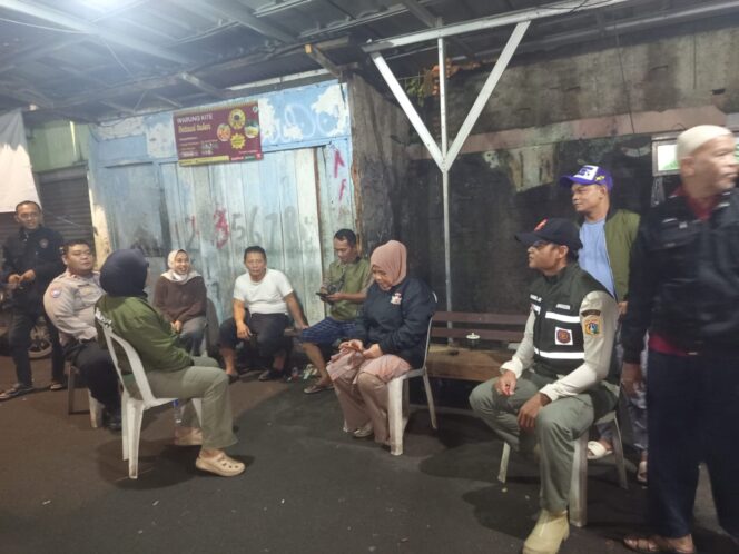 
					Bhabinkamtibmas Petamburan Bersama Tiga Pilar Monitoring Kegiatan Malam Ke 17 Ramadhan di Wilayah Petamburan