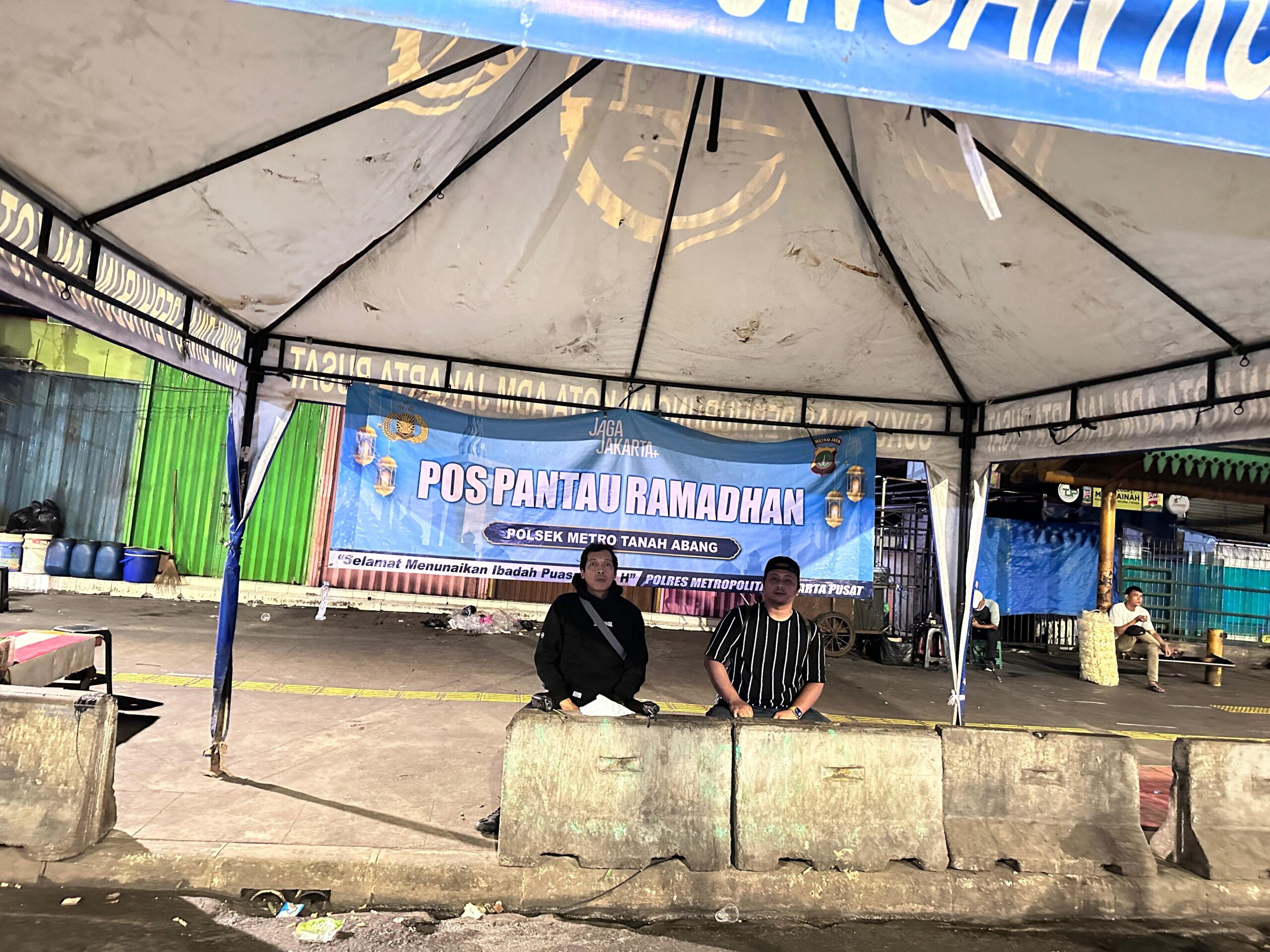 Personel Polsek Tanah Abang Monitoring Pos Pantau Ramadhan di Depan Pasar Blok F untuk Antisipasi Gangguan Kamtibmas