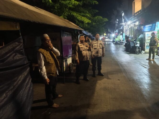 
					Antisipasi Gangguan Kamtibmas Saat Sahur, Bhabinkamtibmas Petamburan dan Tiga Pilar Lakukan Monitoring Wilayah