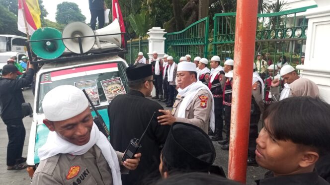 
					Aksi Aliansi Peduli Iran di Depan Kemenlu RI Berlangsung Damai, Massa Desak Putus Hubungan dengan AS