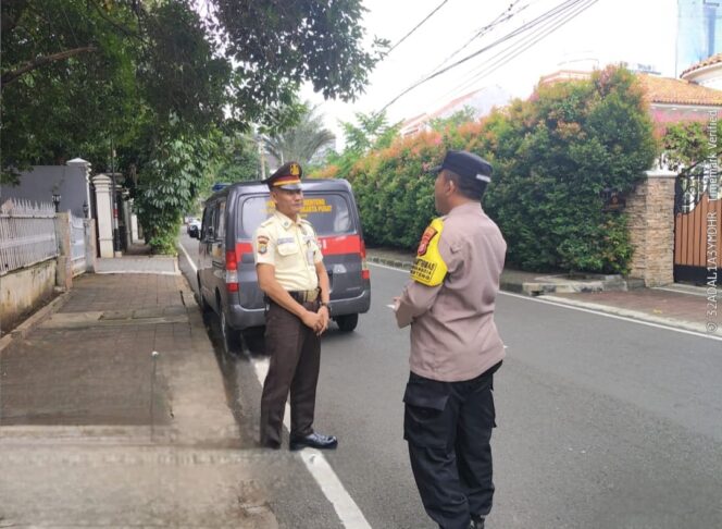 
					Bhabinkamtibmas Gondangdia Intensifkan Sambang Wilayah, Ajak Security Tingkatkan Patroli Keamanan