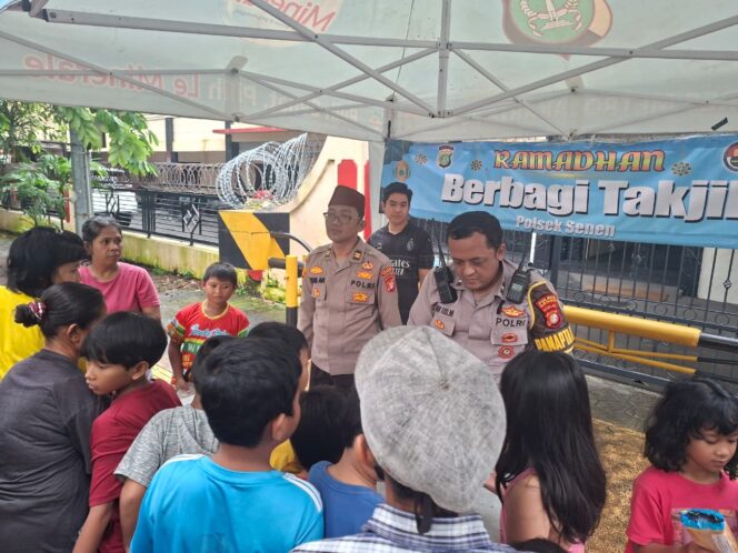 
					Polsek Senen Bagikan Takjil kepada Warga dalam Program ‘POLRI Berbagi’ di Bulan Ramadhan