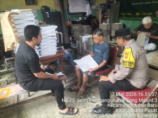 
					Patroli dan Sambang RW 07 Johar Baru, Polisi Ajak Warga Jaga Keamanan Lingkungan