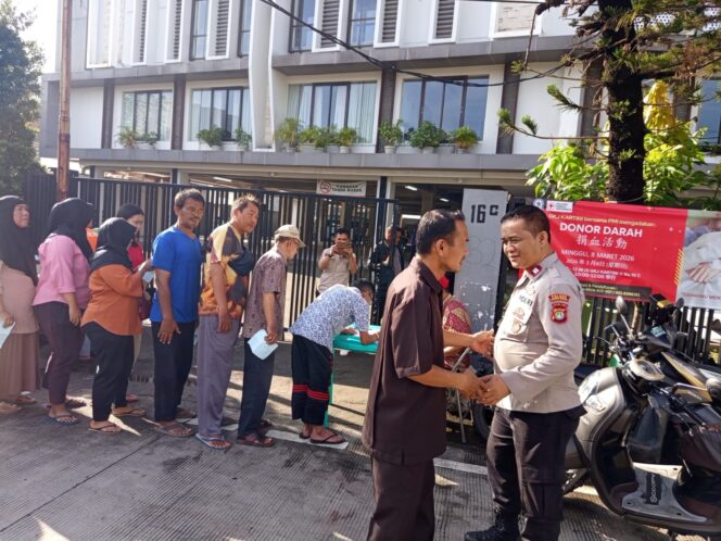 
					Pengamanan Polsek Sawah Besar Giat Bak-sos Gereja Kristen Jakarta Kartini, 1.800 Warga Terima Bantuan Beras
