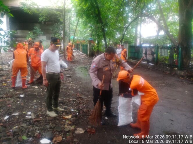 
					Bhabinkamtibmas Bersama Tiga Pilar Gelar Kerja Bakti Bersihkan Kolong Rel Karang Anyar
