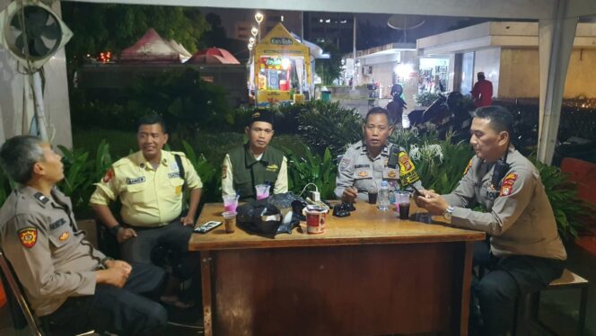 
					Pelayanan Polsek Sawah Besar Dan Monitoring Salat Tarawih di Masjid Istiqlal, 3.000 Jemaah Beribadah dengan Aman