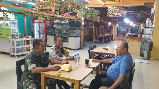 
					Bhabinkamtibmas dan Babinsa Sambang Tokoh Masyarakat di Pasar Baru, Bahas Kamtibmas Jelang Buka Puasa