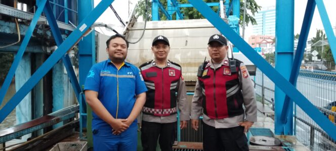 
					Panit Samapta Cek Ketinggian Air di Pos Pompa Jayakarta Jelang Buka Puasa